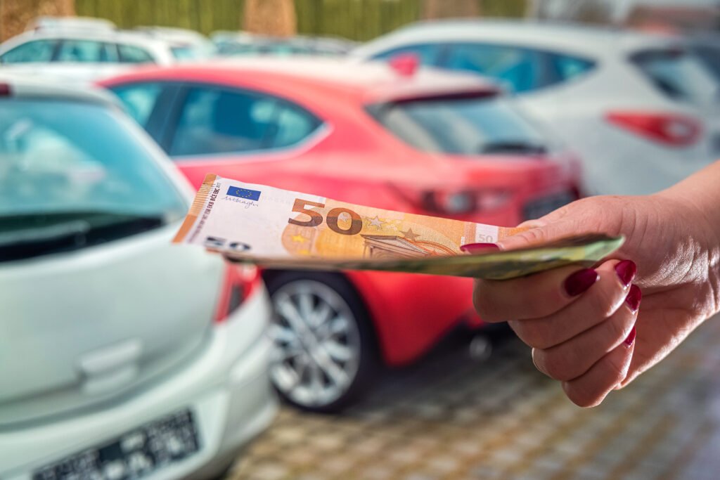 Photo d’une voiture propre prête à être vendue, prise de vue devant une maison, préparatifs de vente automobile